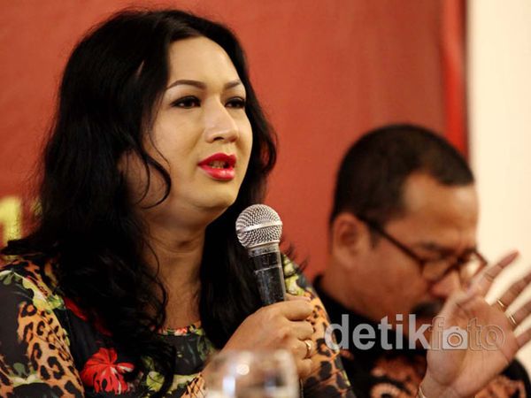 Waria Merlyn Sofyan Hadiri Diskusi LGBT