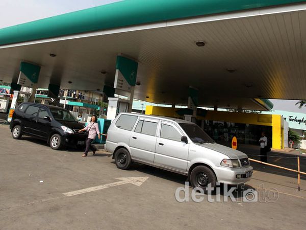 SPBU Petronas Jadi Pangkalan Mobil Omprengan