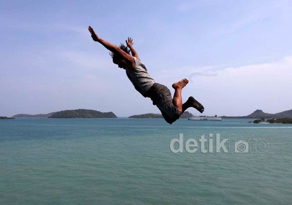 Atraksi Lompat dari Kapal