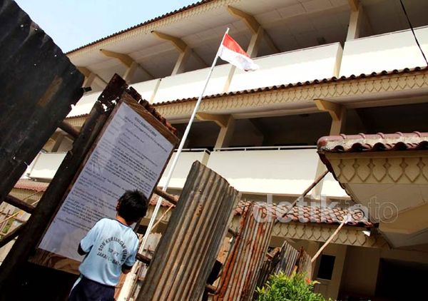 SDN Kembangan Utara 01 dan 02 Disegel