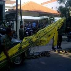 Digeruduk Kader AMPI, Satpol PP Kembalikan Baliho Hasil Razia