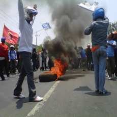 Ribuan Buruh Blokir Bypass Mojokerto, Antrean Kendaraan Hingga 7 Km