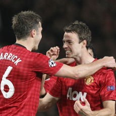 Segera Perbaiki Lini Belakang MU, Fergie!