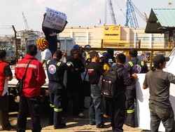 Tak Terima Dipecat, Puluhan Karyawan Geruduk PT McDermott Indonesia