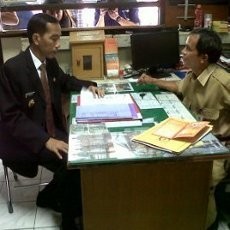 Jokowi Beri Rp 500 Ribu pada Seorang Ibu Berlipstik Merah di Balai Kota