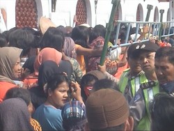 Pembagian Kupon Kurban Kisruh, Pagar Masjid Agung Tegal Jebol