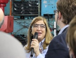 Wanita Tangguh Ini Pimpin Ribuan Pria Produksi Mobil GM