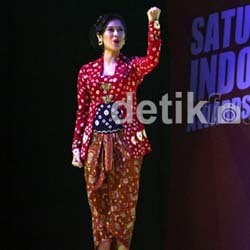 Pakai Kebaya, Dian Sastro Baca Puisi