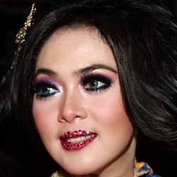 Bibir Bling-bling Syahrini