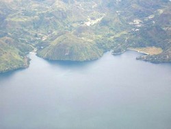 Dahsyatnya Terbang Rendah di Atas Danau Toba