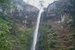 Digoda Janda Cantik di Air Terjun Ini