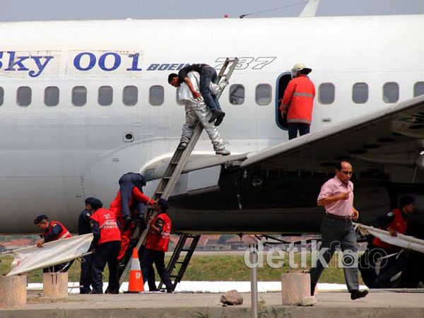 Latihan Hadapi Kondisi Darurat di Pesawat
