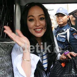 Dikabarkan Hamil, Angelina Sondakh Emosi