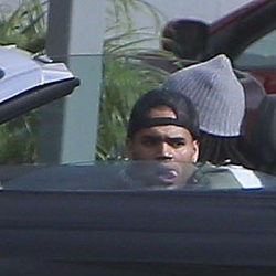 Usai Cium Rihanna, Chris Brown Pergi Bareng Mantan Pacar