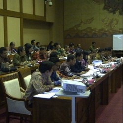 DPR Takut Pailit Telkomsel Menular