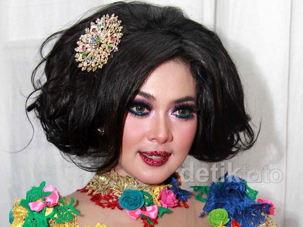 Bibir Bling-bling Syahrini