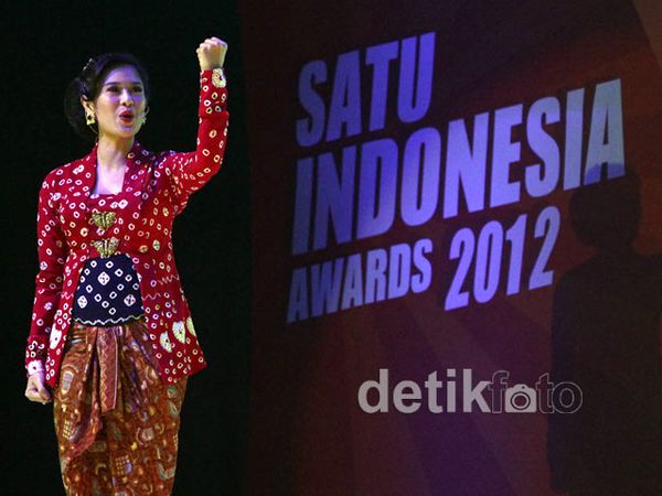 Pakai Kebaya, Dian Sastro Baca Puisi