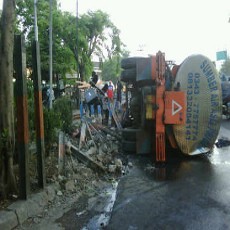 Truk Tangki Air Terguling Setelah Tabrak Palang Pintu Kereta