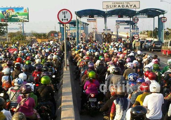 Pemudik Padati Jembatan Suramadu