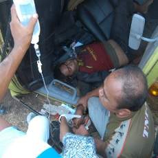 Tangan Tertindih Bodi Truk, Kernet Kontainer Diinfus Dalam Kabin