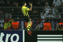 Di Signal Iduna Park, Kamis (25/10/2012) dinihari WIB, Dortmund unggul terlebih dulu lewat gol Robert Lewandowski pada menit 36. REUTERS/Ina Fassbender.