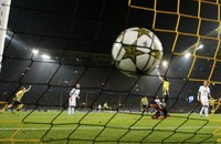 Marcel Schmelzer kemudian tampil jadi pahlawan kemenangan Dortmund setelah sukses menjebol gawang Iker Casillas pada menit 64. REUTERS/Ina Fassbender.