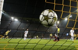Marcel Schmelzer kemudian tampil jadi pahlawan kemenangan Dortmund setelah sukses menjebol gawang Iker Casillas pada menit 64. REUTERS/Ina Fassbender.