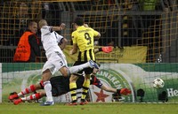 Bek Real Madrid, Pepe melakukan blunder yang membuat Dortmund mencetak gol kedua. REUTERS/Lisi Niesner.