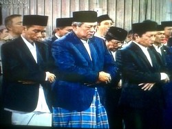 Salat di Masjid Istiqlal, Jokowi Diapit SBY dan Jusuf Kalla