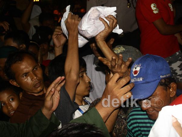 Antri Berjam-Jam Berebut Daging Kurban