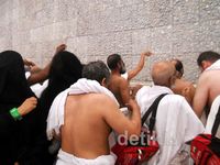 Jutaan Jamaah Haji Melempar Jumrah
