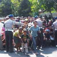 Warga Berebut Kupon Daging Kurban di Polda Jatim