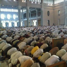 Salat Ied di Masjid Al Akbar Penuh Sesak