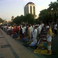 Warga Surabaya Khusyuk Laksanakan Salat Idul Adha