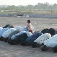 Jamaah Darul Quran Sidoarjo Salat Ied Tanpa Alas