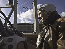 Nenek Usia 75 Tahun Keliling Dunia Pakai Mobil Tua