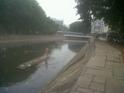 Iih! Kali Ciliwung Samping Masjid Istiqlal Bau Busuk