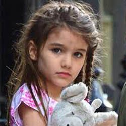 Suri Akan Rayakan Natal Bersama Tom Cruise