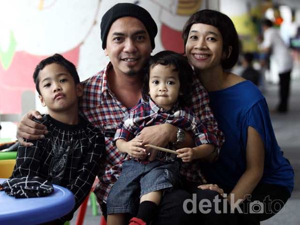 Keceriaan Keluarga Kecil Indra Birowo