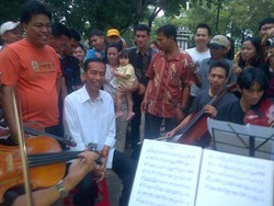 Jokowi Janji Pasang Hotspot di Taman Suropati