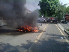 Polisi & Motornya Terbakar Saat Kejar Pelanggar Lalin di Semarang