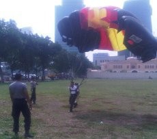 Hari Sumpah Pemuda, 20 Penerjun Payung Beraksi di Kuningan