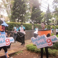 Relawan Bandung Tersenyum Bebersih di CFD Dago