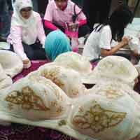 Peduli Kesehatan Payudara dengan Membatik Bra