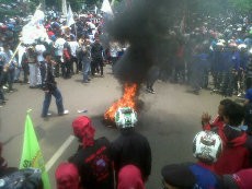 Aksi Ribuan Buruh di Bogor Memanas, Ban Bekas Dibakar