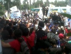 Datangi Kantor Bupati Bogor, Ribuan Buruh Sempat Bersitegang dengan Polisi