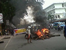 Tolak Relokasi, Pedagang Buku Bekas di Medan Bakar Kayu & Ban di Jalan