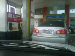 Duh, Mobil Mewah Berplat Jakarta Minum BBM Subsidi di Balikpapan