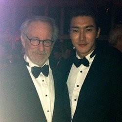 Psy dan Siwon SuJu Pose Bareng Steven Spielberg