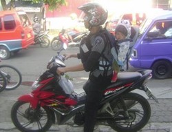 Cara Aman Bawa Anak Naik Motor?